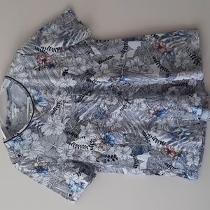 Northern Reflection  Short sleeved Top Size XL.  Multi coloured